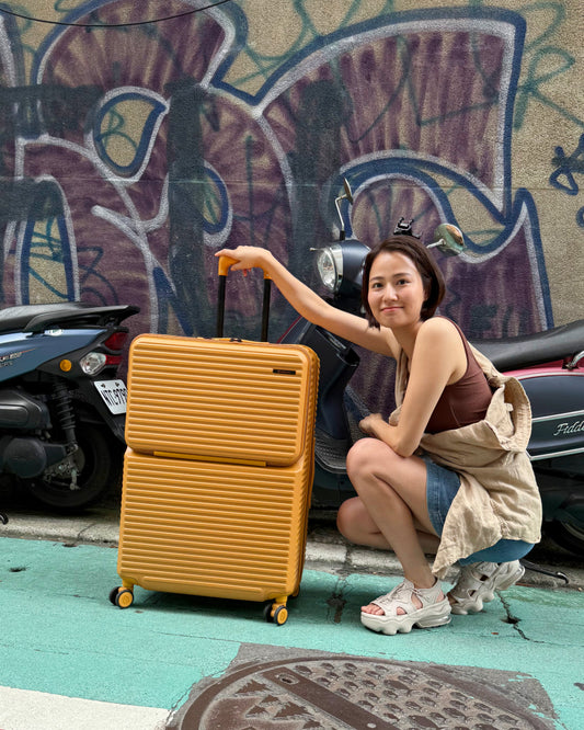 Lightweight & Functional – Smart Suitcase for Urban Travelers